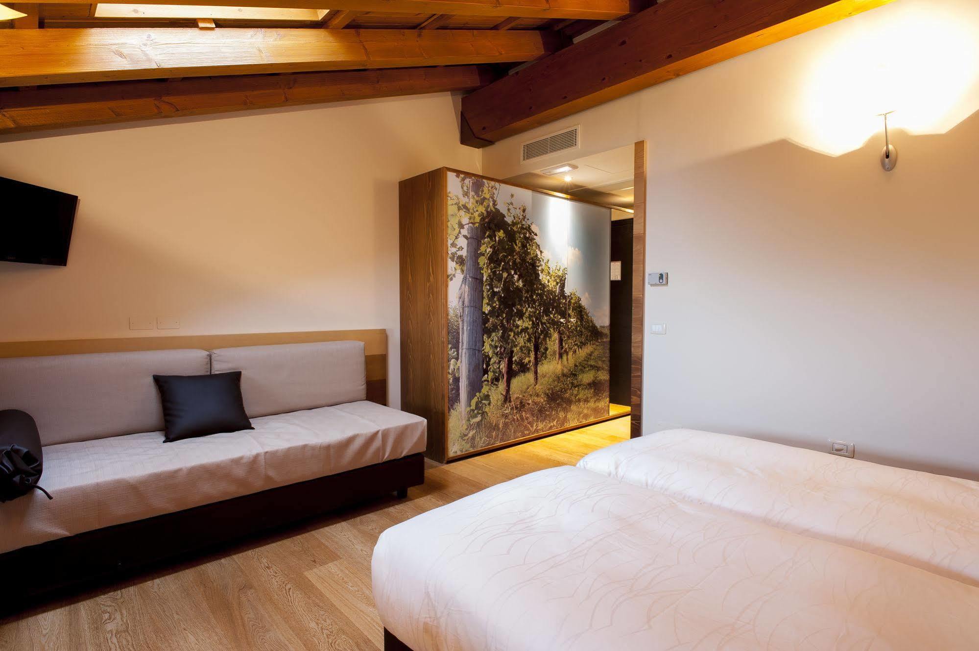 Elliot Osteria E Dormire In Collina Manzano Bagian luar foto